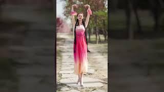 A Xinjiang girl shows us a beautiful dance