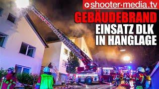   Gebäudebrand - Einsatz für DLK in Hanglage   |    Feuerwehr mit Großaufgebot im Einsatz  