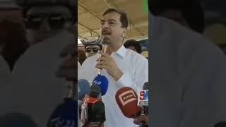 Yousuf Raza Gilani sb ka stage bi toot gaya..