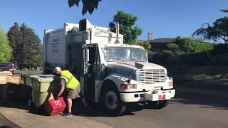 International Labrie Expert 2000 Garbage Truck