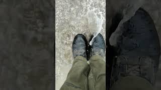 Rekord Regen vorbei Schuhe und Stiefel waschen im Wasser