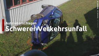 Auto überschlagen: PKW nach Unfall in Niederneukirchen seitlich liegend zum Stillstand gekommen