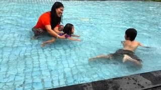 Mommy and kids in the swimmingpool