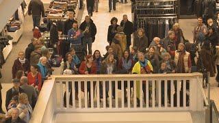Flash Mob - Sings "Angels We Have Heard on High" in a shopping mall (HD) 