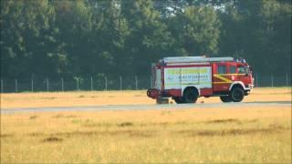 Kleineinsatzfahrzeug Feuerwehrauto verscheucht Vögel vom Runway in Münster Osnabrück - HD