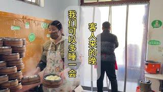 夫妻俩开包子铺第九年：现在客人来的晚了，夫妻俩及时调整作息时间，也可以多休息下了。