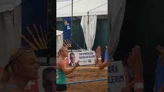 Спорт на пляже / девушки в купальниках играют в гандбол