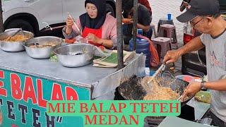 Sepasang Suami Istri Ini Semangat Berjualan Mie Balap Bersama Cucu Kesayangan Nya. Mantap