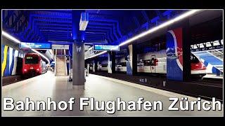 Bahn-Ansagen und Züge beim Untergrundbahnhof Flughafen Zürich, Kanton Zürich, Schweiz 2021