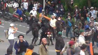 Melintas di Tengah Demo, Dua Anggota Polisi Dikeroyok Massa #iNewsSiang 12/04