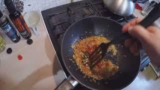 Здоровая еда из под ножа мужика - жареные креветки в чесноке