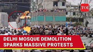 How Delhi Women Stopped MCD Bulldozers From Demolishing Mosque Premises | Watch