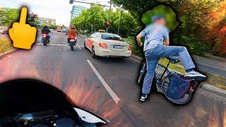 FAHRRADFAHRER ZEIGT UNS DEN M*TTELFINGER höö