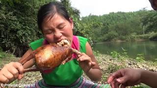 Primitive Technology - How to make primitive Trap on Tree and cooking chicken - Eating delicious