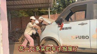 The car that cost more than 10 000 yuan was scrapped  and Xiaofeng was heartbroken. The two were re