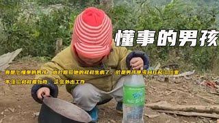 真是個懂事的男孩，由於照顧他的叔叔生病了，於是男孩便獨自扛起這個家，不僅給叔叔煮麵吃，還會外出工作《懂事的男孩》116