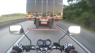 Indio Titan 150 - Pegando vácuo em carreta a 100km/h