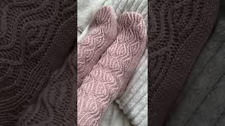 Романтичные носочки ручной работы #knitting #knit #носкиспицами #вязаныеноски #вязание