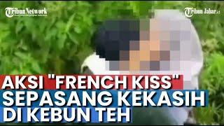 "French Kiss" Sepasang Kekasih di Kebun Teh