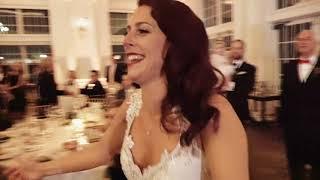 Sister surprises bride with flash mob at wedding