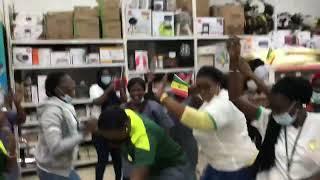 Les travailleurs d'Auchan Sénégal célèbrent la victoire des lions