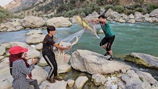 A strange event, catching a big fish, hunting fish in a nomadic way