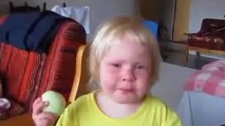 Kid eats raw onion like it was an apple
