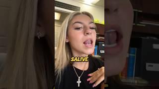 Voici comment faire sortir de la salive de votre bouche 