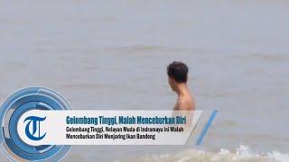 Gelombang Tinggi, Nelayan Muda di Indramayu Ini Malah Menceburkan Diri Menjaring Ikan Bandeng