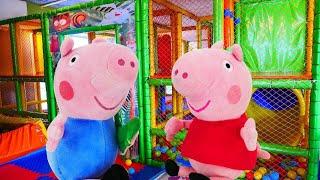 Peppa Pig ailesi kafeye gidiyor! Bebekler için çizgi film oyuncak videoları!