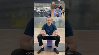 Сохраняй это крутое упражнение, которое можно выполнять даже сидя за рабочим местом!