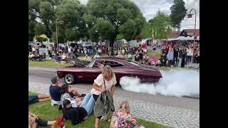 Axl Rose lookalike Burnout on Classic Car Week in Rättvik 2022. Awesome!