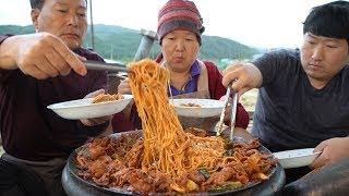매콤한 제육 볶음에 소면 얹어서 후루룩~ (Stir-fried spicy pork & Noodles)요리&먹방!! - Mukbang eating show