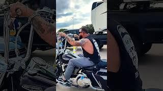 Matt living La Vicla Vida on His Classic Road King www.LaViclaVida.com #harleydavidson #laviclavida 