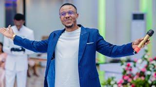 Surprise ya Msanii ALIKIBA kwa Maharusi | Apokelewa kwa Heshima Ukumbini | MC KATO KISHA