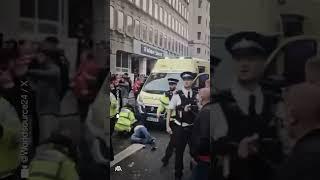 سيارة تدهس حشدا من مشجعي ليفربول أثناء احتفالهم