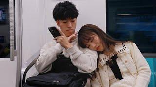 Sleeping on Strangers' Shoulder on Subway | Prank 女生倒在陌生人肩膀上睡着，男生到站后超温柔地摸头叫醒