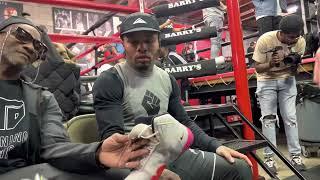 Gervonta Davis ties his boxing shoes before stepping in the ring | esnews boxing