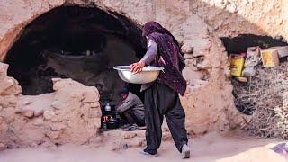 Zwei alte Liebende in einer riskanten Höhle | Primitives Dorfleben in Afghanistan
