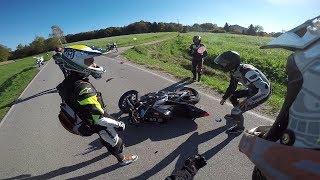 MOTORRADUNFALL - Mann gibt sich als POLIZIST AUS! Hard Motorcycle Crash 2017