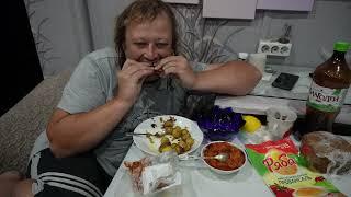 Как вкусно кушает этот 40-ка летний сыночек у мамы Показываю как я ужинаю с картошкой и лечо
