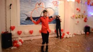 Танец с хула-хупами.  Виталий Тихонов