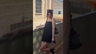 사나가 프라다의 26 봄, 여름 쇼를 기록하는 방법! 아이즈매거진이 쇼 직후 사나의 인증샷 모먼트를 포착했습니다. #SANA #사나 #サナ #TWICE #트와이스 #MISAMO