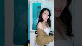 goyang mantap hampir kelihatan nenen nya !!!!