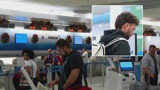 Miles de viajeros en aeropuerto de Miami para pasar Navidad en familia