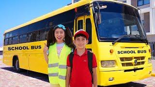 Żółty autobus szkolny zawozi Jasona do szkoły | Przygoda żółtego autobusu