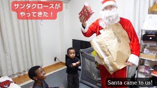 【Surprise】Here came Santa Claus! Our kids are very happy to got their Christmas presents.