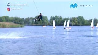 На доске по водной глади