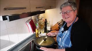 Erbsensuppe aus den Grundzutaten kochen.