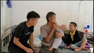 Chi Duyen took her two children to visit her father at the hospital when he was seriously ill